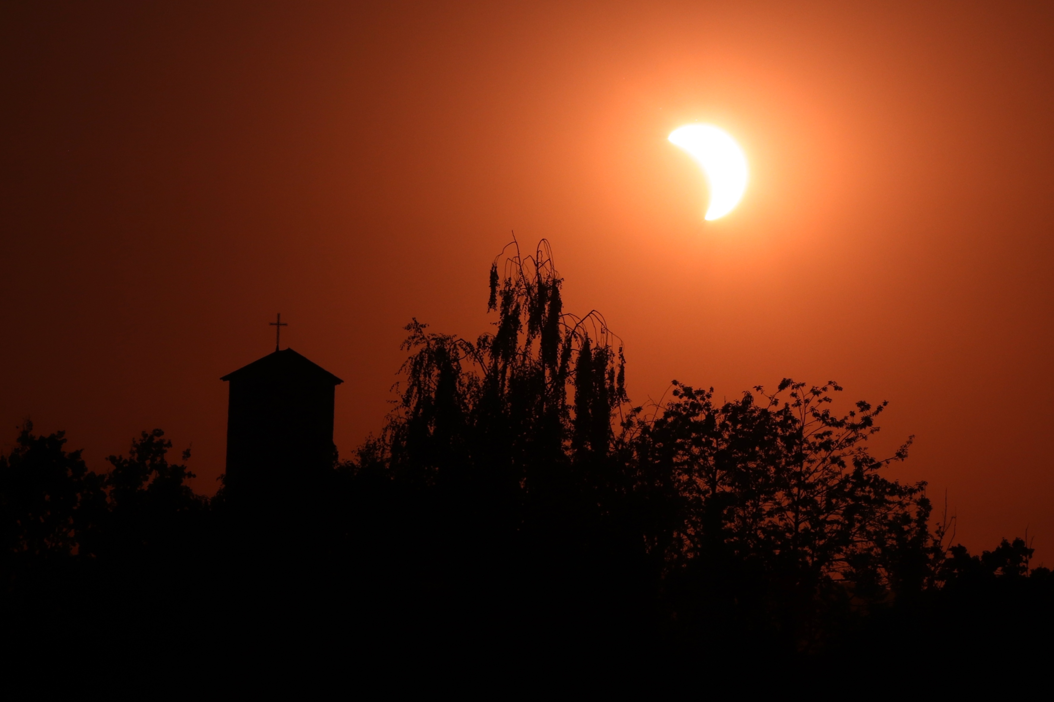 Representação do eclipse solar de Agosto de 2026 ao pôr do Sol