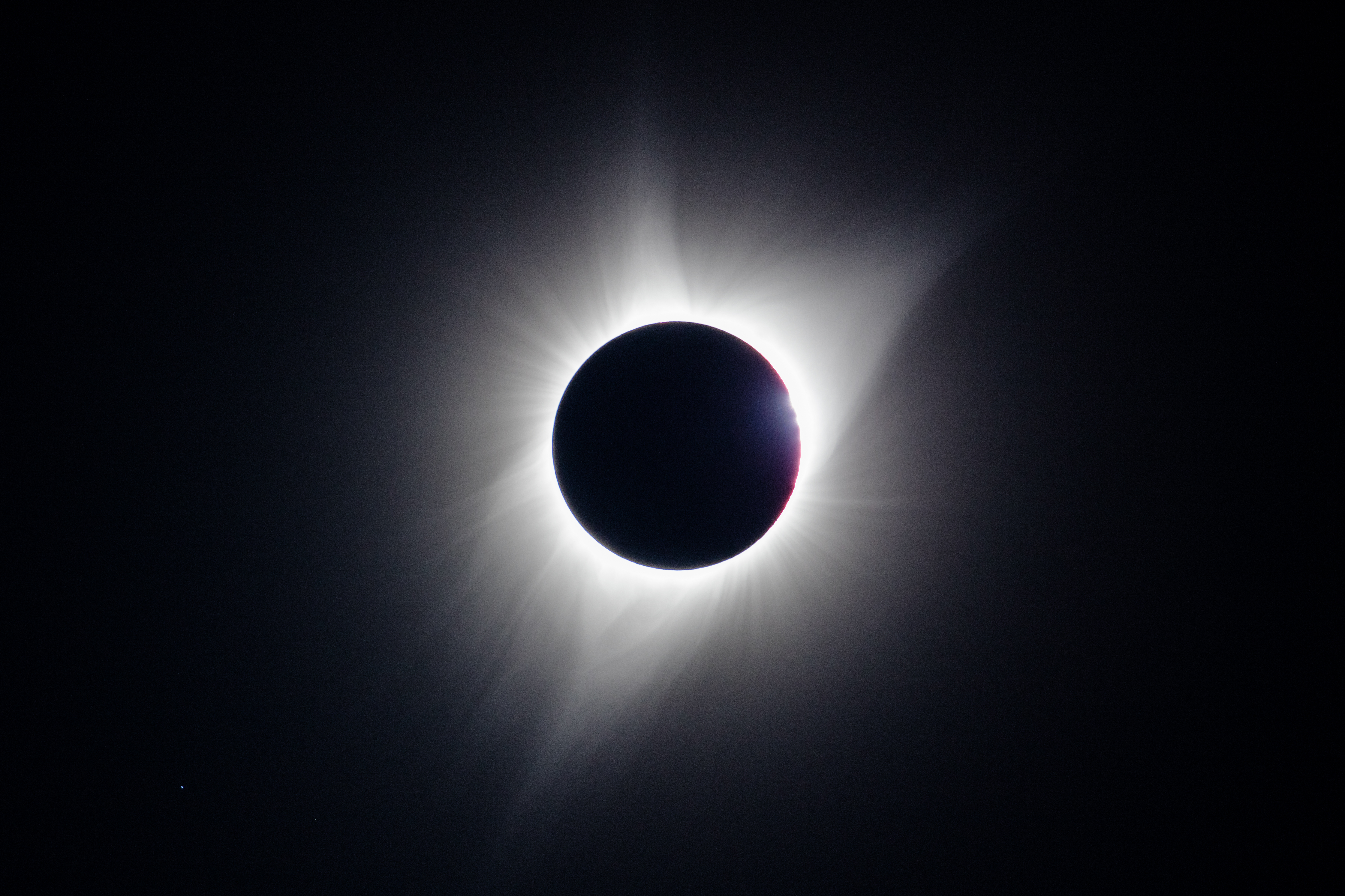Pérolas de Baily durante um eclipse total